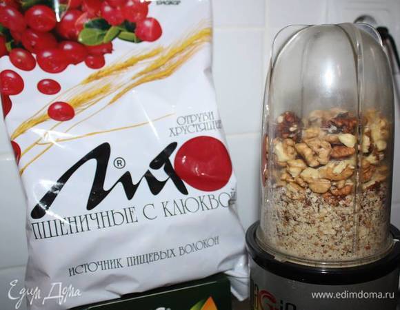 Приступаем к приготовлению начинки. Орехи необходимо перемолоть.