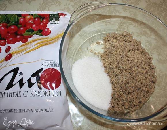 Высыпаем перемолотые орехи в отдельную емкость и добавляем 125 г сахарного песка.