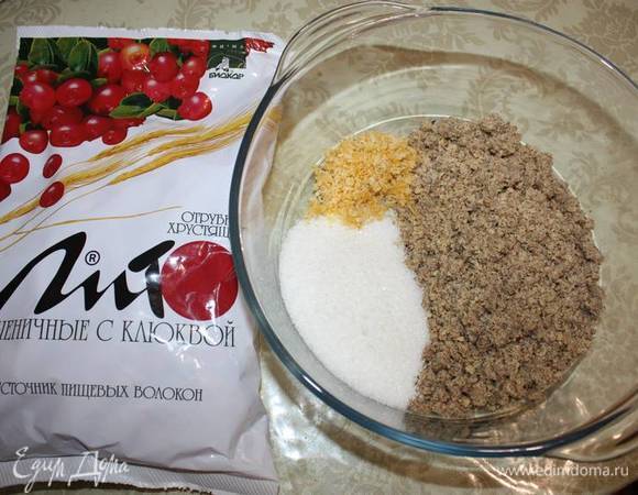 Далее добавляем натертую на мелкой терке цедру одного лимона.