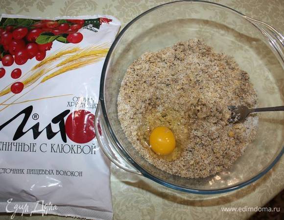 Далее добавляем яйцо. Перемешиваем. 