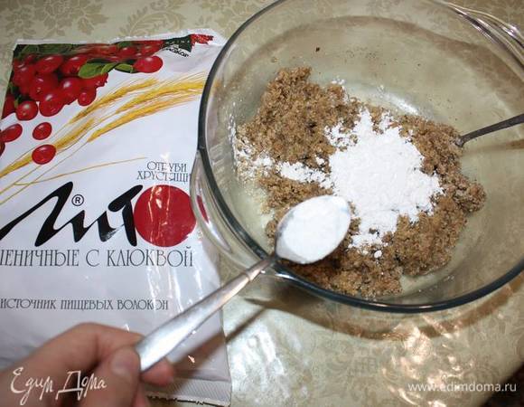 Затем добавляем 25 г пищевого крахмала и 1 чайную ванилина. Все тщательно перемешиваем. 