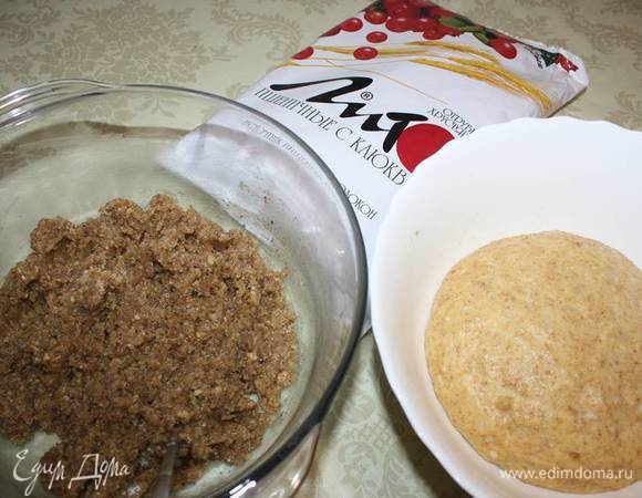 Начинка готова, а тем временем тесто увеличилось в объеме.