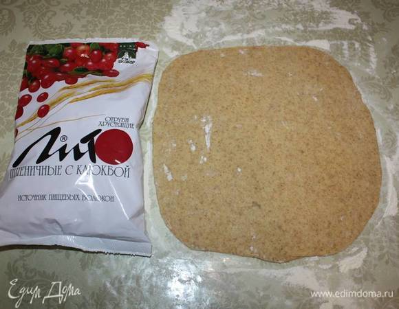 Тесто следует аккуратно выложить на присыпанный мукой стол. Поделить на две части и раскатать каждую часть в виде квадрата размером 30х30 см.