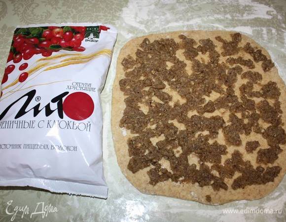 Приготовленную начинку из грецких орехов нужно разделить пополам и распределить по поверхности теста. 