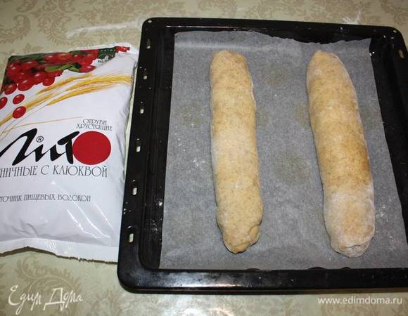 Разложите на противень, выстланный пергаментной бумагой (обратите внимание, что свернутые концы должны быть снизу). 