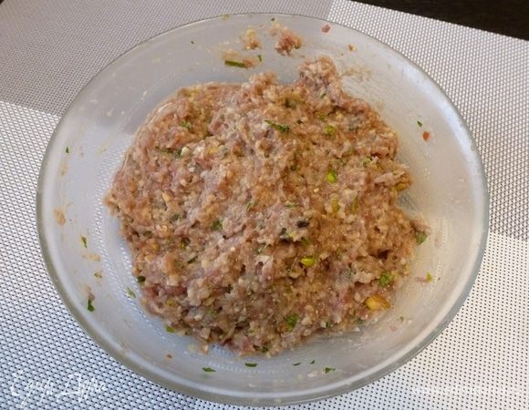 Отбить фарш с силой ударяя мясной комок об стол или разделочную доску. Фарш побелеет,станет вязким. Отправить его в холодильник на 30-40 минут. Пока замочить деревянный шпажки в воде.