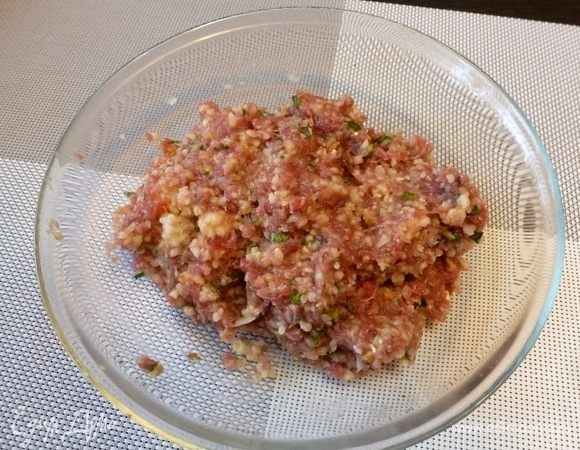 Влить 2 ст. л. оливкового масла, добавить соль, перец, зиру. Тщательно перемешать.