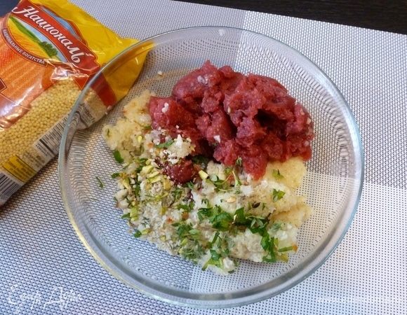 Лук и чеснок измельчить в блендере. Орехи нарубить ножом,так чтобы были кусочки. Нарезать  мяту, с тимьяна оборвать листья. Смешать все в миске вместе с пшеном и фаршем.