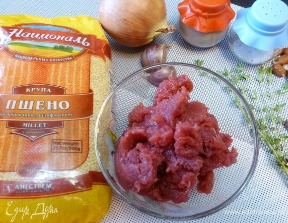 Подготовим продукты. Из баранины сделать фарш. Арахис подсушить в микроволновке и избавиться от кожицы. Пшено сварить до полуготовности, оно должно быть твердоватым. В ингредиентах я имела ввиду уже вареное пшено.
