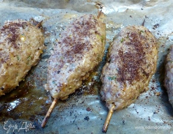 Аккуратно перевернуть кебабы на другую сторону и готовить еще 10-12 минут. Вытащить из духовки и посыпать сумахом. Подавать к столу с пылу-жару с овощами или любым гарниром.