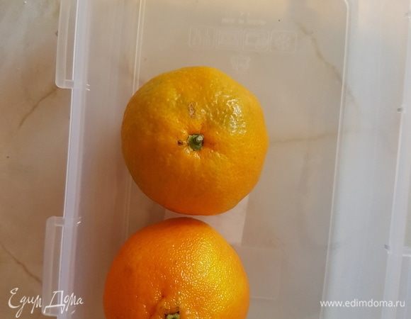 Сначала готовим жидкую часть теста. Мандарины очищаем, в том числе и от косточек. Если вам нужна цедра, то шкурку одного мандарина не выкидываем.
После приготовления пюре проверяем его объем. Должно выйти 300 миллилитров. Если меньше, добавляем воды или мандаринов. Если больше, берем чуть больше муки. Если объем 320 мл, можно дополнительной муки не класть. 
Мандариновое пюре отправляем охлаждаться в морозилку. Если хочется быстрый вариант хлеба, оставляем как есть. 
Время выдерживания в морозилке при 18°С — примерно 10 минут в режиме замораживания и 20 минут, если его не включать.
