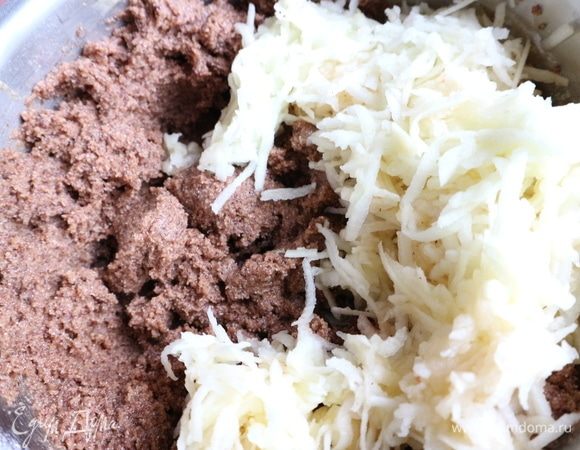 Духовку разогреть до 180°С. Сливочное масло (200 г) вынуть из холодильника за 15-20 минут до приготовления пирога, порезать на кусочки.
Натереть шоколад (70 г) на мелкой терке. Сушеную бруснику порезать на кусочки. Отделить белки от желтков. Смешать сахарную пудру с маслом (200 г), желтками. Добавить семолину с разрыхлителем, соль. Перемешать.  Добавить натертый шоколад. Затем яблоки, очищенные и натертые на крупной терке.