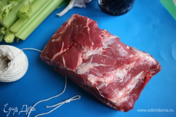 Приготовить бульон из кубика или сварить мясной бульон. Потребуется 2 стакана бульона или немного больше. Мясо вынуть из холодильника заранее (минут за 30).
