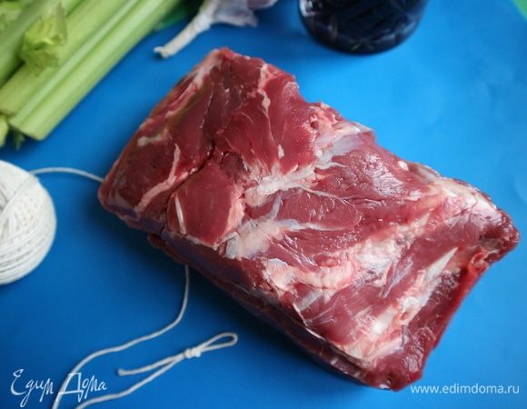 Приготовить бульон из кубика или сварить мясной бульон. Потребуется 2 стакана бульона или немного больше. Мясо вынуть из холодильника заранее (минут за 30).