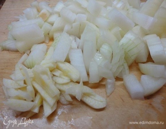 Две большие луковицы нарезать кубиками. Чеснок нашинковать.