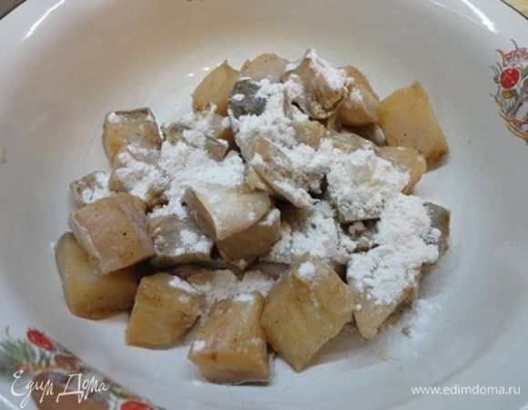 Достать рыбу из маринада (маринад не выливать!) и смешать с крахмалом.