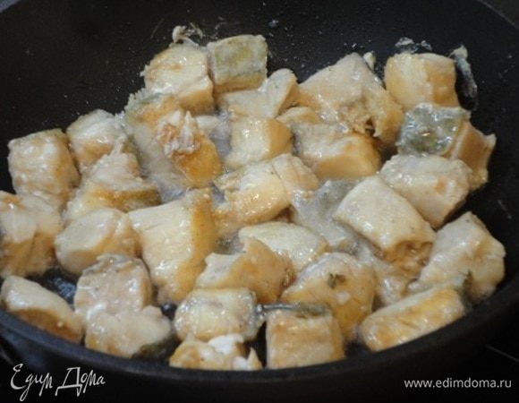 В глубокой сковороде разогреть 4 ст. л. растительного масла и обжарить рыбу до золотистого цвета. Рыбу отложить.