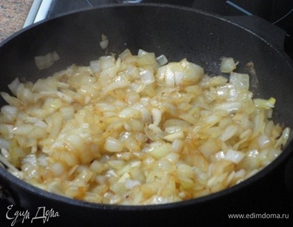 В эту же сковороду добавить остальное масло и обжарить вначале лук до золотистого цвета, затем добавить чеснок, перемешать и продолжить жарить пару минут.