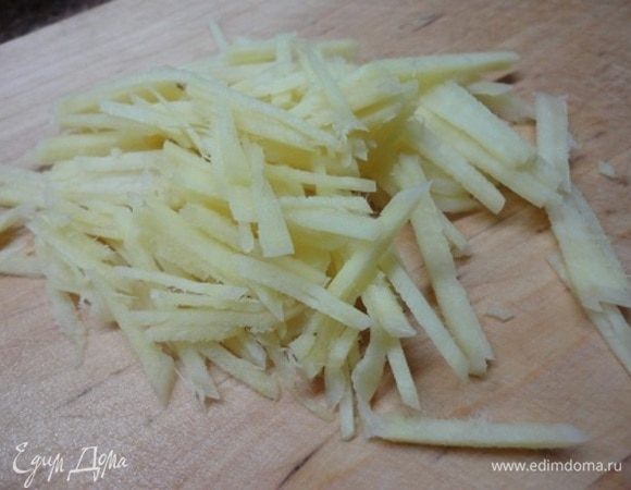 Нашинковать корень имбиря.