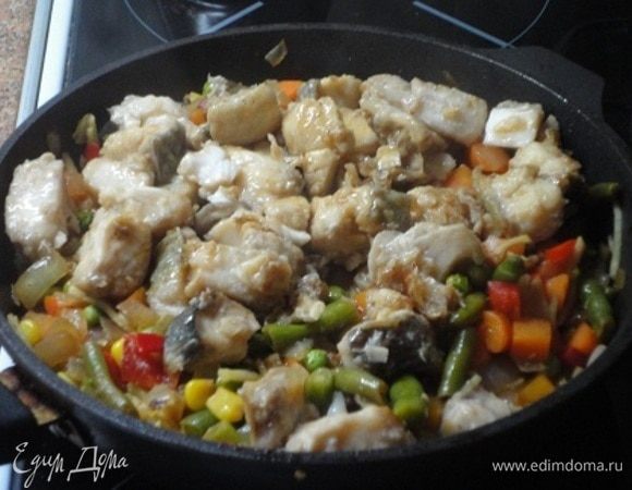 Вместе с рыбными кубиками добавить к овощам. Попробуйте на соль и при необходимости досолите. Мне хватило соевого соуса.