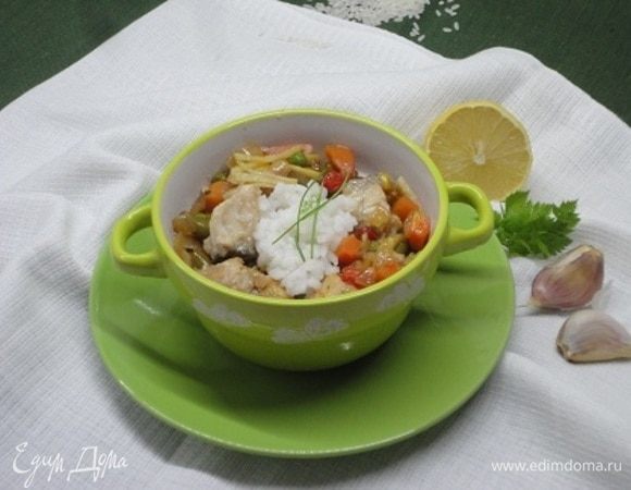 К рыбному айнтопфу очень подойдет отваренный рис.