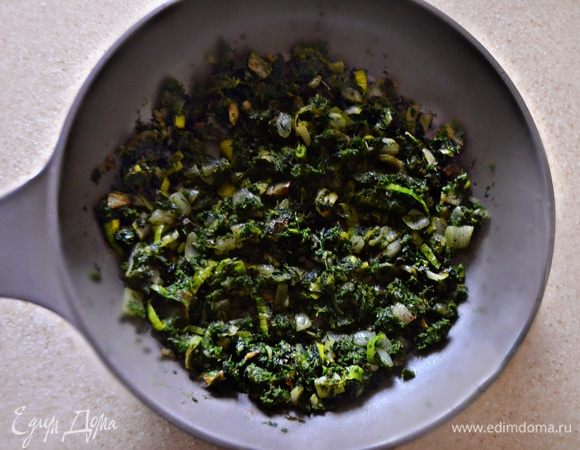 Добавьте порубленную зелень (у меня — петрушка, укроп и зеленая часть лука-порея). Перемешайте.