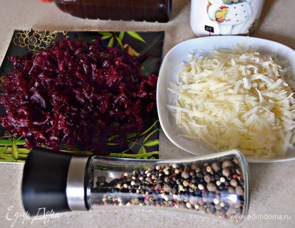 Отварную свеклу (можно использовать запеченную) очистите и натрите на крупной терке. Сыр также натрите на крупной терке.