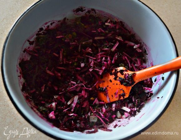 Смешайте в миске свеклу, сыр, тушеный с луком шпинат, добавьте по 1 ч. л. сахара и винного уксуса. При необходимости подсолите и перемешайте.