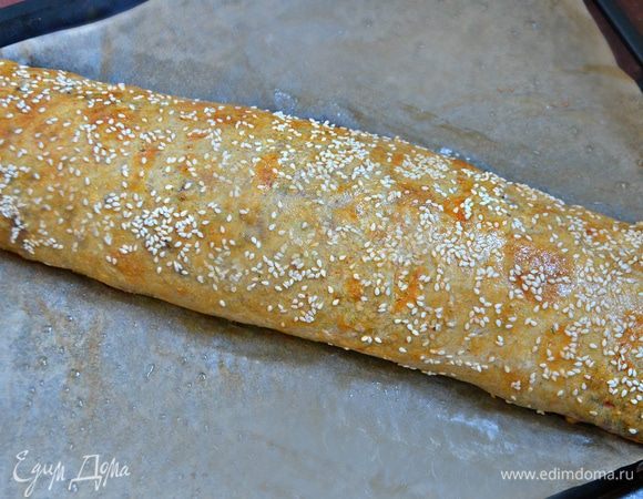 Выпекайте штрудель 45–55 мин. при нагретой до 180°С духовке. Готовый штрудель сбрызните слегка кипяченой водой, накройте чистым полотенцем и дайте «отдохнуть».