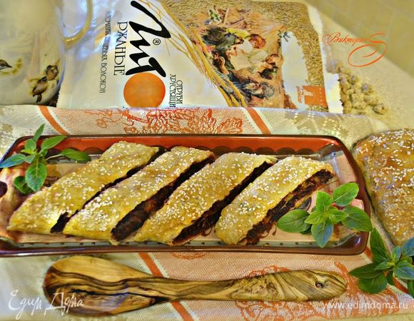 Подавайте штрудель в теплом или холодном виде. Нам штрудель больше понравился охлажденным. Приятного вам аппетита!