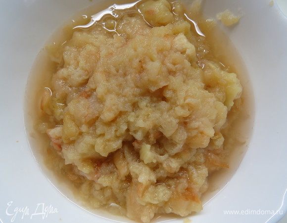 Яблоки помыть, обсушить, разрезать на 4 части и вырезать сердцевину. Сложить в глубокую емкость с крышкой и запечь в микроволновке на мощности 600 Вт в течение 5-10 минут. Также четвертинки яблок можно запечь в фольге в разогретой до 200°С духовке до мягкости яблок, на это обычно уходит от 35 до 40 минут в зависимости от сорта яблок. Далее я отделаю мякоть печеных яблок от кожуры и складываю яблочную мякоть в миску. 
Я люблю запекать яблоки со шкуркой и только потом отделать от шкурки мякоть, таким образом в яблочном пюре получается больше пектина.