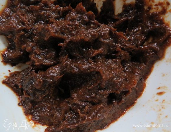 Готовим основу для нашего десерта. Чернослив предварительно замочить в горячей воде минимум на 2 часа. Затем измельчить блендером или пропустить через мясорубку. Кстати, очень вкусно замачивать чернослив в чай Эрл Грей, он придает черносливу определенную чайную нотку. 