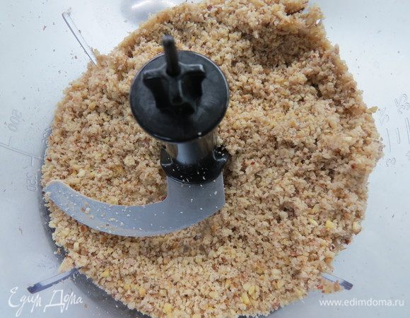 Грецкие орехи измельчить в блендере, можно не очень мелко.