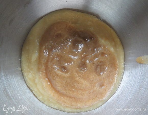 Охлаждаем яблочное пюре со специями подмешиваем к основному яблочному пюре, складываем все яблочное пюре в чашу миксера.