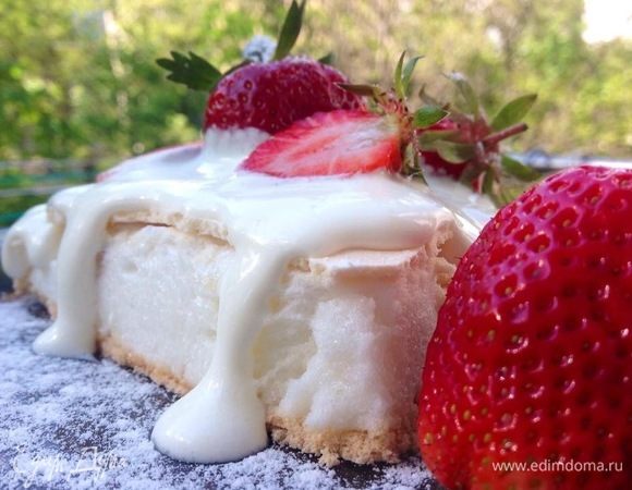 Ягоды или фрукты подойдут сюда многие. Берите любые по вашему вкусу, по вашим возможностям. Я перепекла много меренг, сын ее очень любит, поэтому перепробовала с разными ягодами и фруктами — малина, клубника, смородина, киви, банан... Могу сказать, что лучше она кушается с ягодами, которые имеют кислинку, эта кислинка балансирует сладкий вкус меренги.