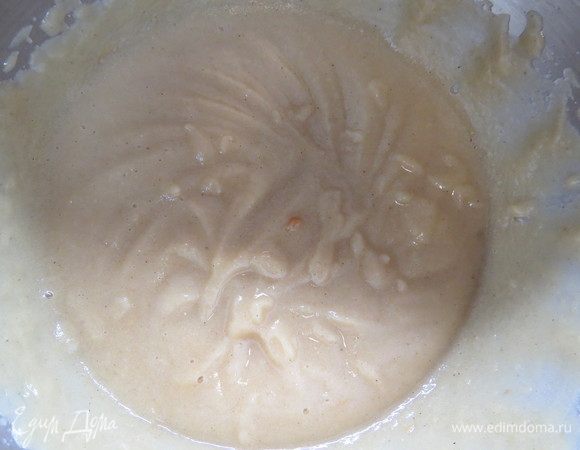 Взбиваем яблочное пюре насадкой «венчик» 2-3 минуты, пюре побелеет и увеличиться в объеме.