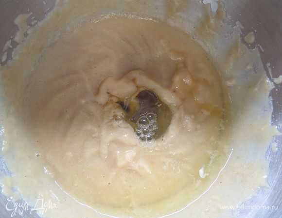 Затем добавляем белки и взбиваем до тех пор, пока масса не увеличится в объеме в 2–3 раза. 