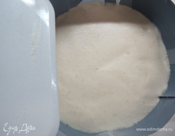 Перекладываем наше яблочное суфле на основу из орехов, отрубей и чернослива, разравниваем и убираем в холодильник на 3-4 часа.