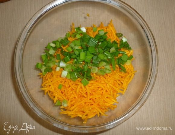 Разогреть духовку до 180°С. Тыкву натереть. Лук нарезать. 