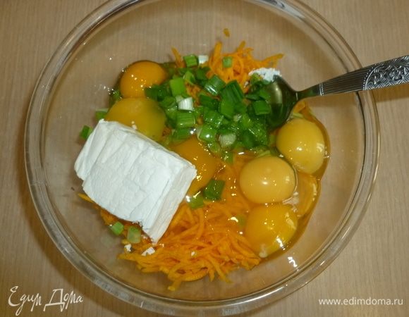 Соединить тыкву, лук, яйца, творог, муку, масло. 