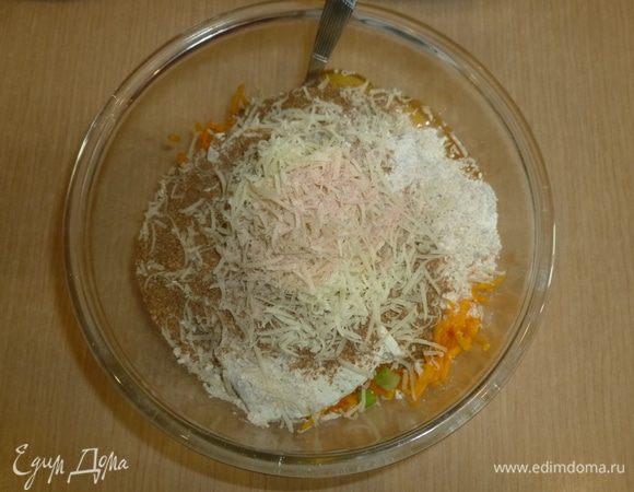 Натереть большую часть пармезана. Тщательно перемешать.