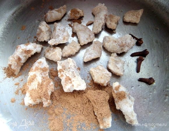 У меня оставались засахаренные имбирные цукаты, высыпать их в кастрюлю. В оригинале был свежий имбирь.