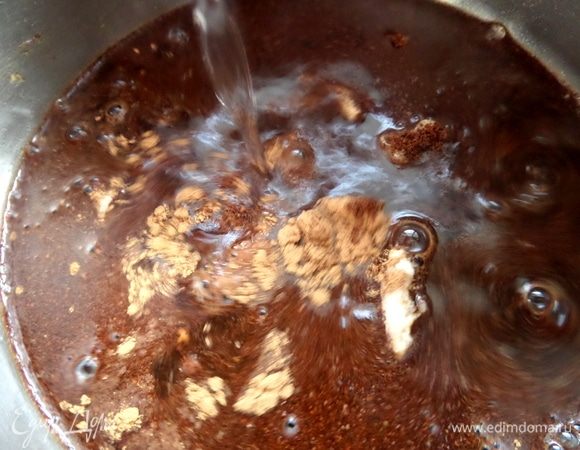 Насыпать корицу, мускатный орех. Если используете свежий имбирь, то нужен и сахар. Я не добавляла.