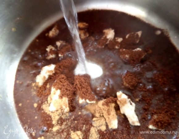 Влить чистую воду и поставить на огонь.