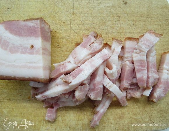 Грудинку нарезать брусочками.