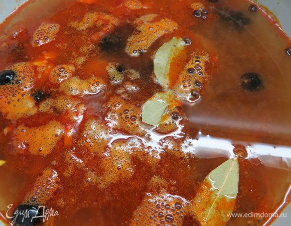 Доливаем в кастрюлю 2 литра кипятка, даем покипеть пару минут, добавляем соль по вкусу и специи. В конце добавляем столовую ложку каперсов.