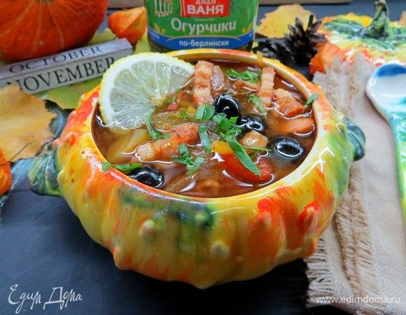 Убираем кастрюлю с огня и даем супу постоять для объединения всех вкусов. 
Наш сытный и ароматный суп готов! Такой супчик скрасит даже самый ненастный осенний день! 
Приятного аппетита!