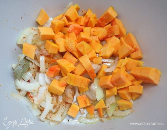 Тыкву нарезаем кубиками, чем мельче, тем быстрее приготовится супчик. Добавляем нарезанную тыкву в кастрюлю, перемешиваем. Вливаем 100 мл горячей воды и накрываем крышкой, тушим на медленном огне, периодически помешивая тыкву до тех пор, пока она не станет мягкой. 