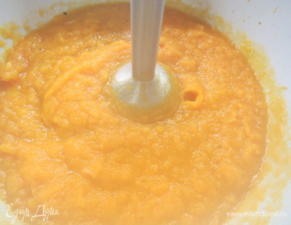 Когда овощи будут готовы, взбиваем их блендером до пюреобразного состояния. Главное — не забыть вытащить лавровый лист.