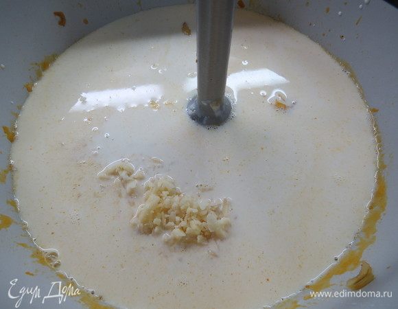 Греем сливки и добавляем в овощное пюре. Доводим до нужной консистенции, перемешиваем и прогреваем. Затем добавляем в горячий суп натертый на крупный терке сыр. Прогреваем суп до расплавления сыра. Кастрюлю отставляем. Я пробила чуток блендером, так как дети просили суп быстрее.
